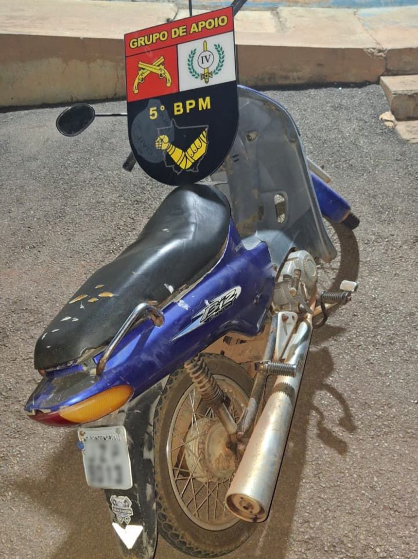 Polícia Militar realiza a recuperação de veículo roubado no Cidade de Deus II. Suspeito com tornozeleira foi preso com moto Honda Biz.