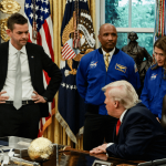trump-zomba-das-orelhas-de-chefe-da-nasa-durante-encontro-com-astronautas