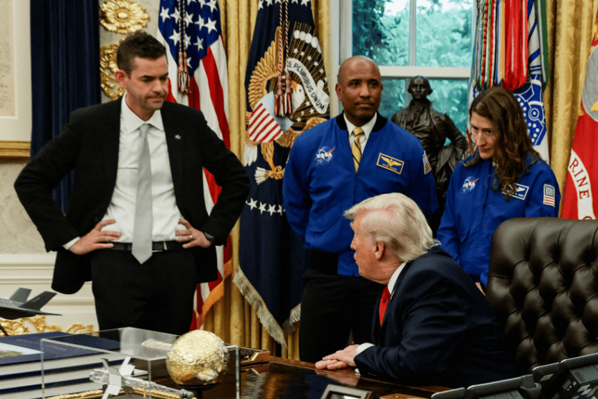 trump-zomba-das-orelhas-de-chefe-da-nasa-durante-encontro-com-astronautas