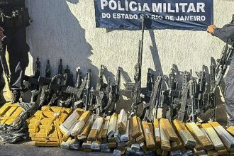 pm-apreende-16-fuzis-e-uma-metralhadora-em-operacao-no-rio 