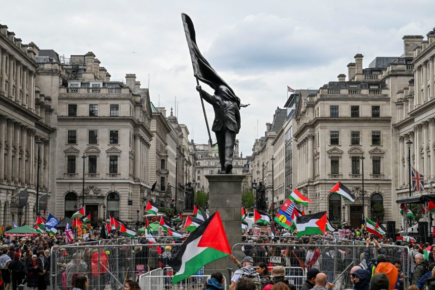 milhares-marcham-em-londres-em-protestos-separados-contra-imigracao-e-pro-palestinos