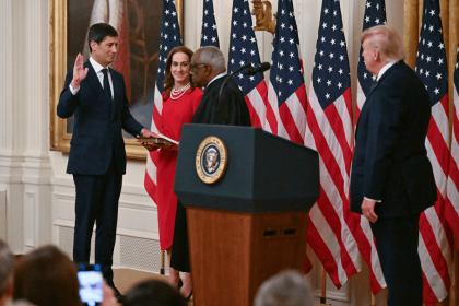 trump-diz-a-kevin-warsh-para-fazer-“o-que-quiser”-em-posse-do-novo-presidente-do-fed