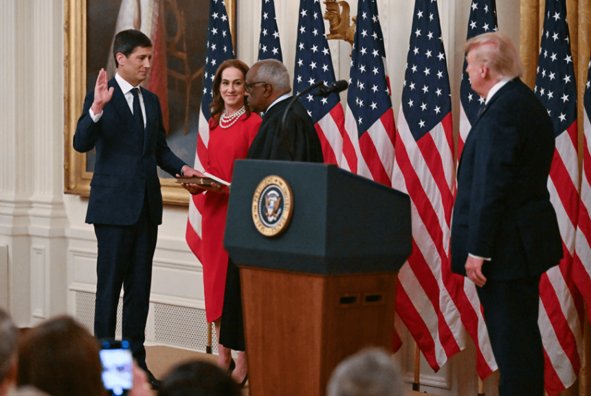 trump-diz-a-kevin-warsh-para-fazer-“o-que-quiser”-em-posse-do-novo-presidente-do-fed