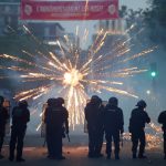 da-euforia-ao-caos:-paris-tem-confrontos,-saques-e-carros-incendiados-apos-bi-do-psg