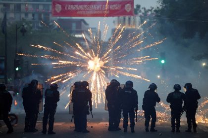 da-euforia-ao-caos:-paris-tem-confrontos,-saques-e-carros-incendiados-apos-bi-do-psg