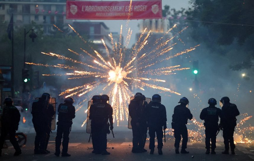 da-euforia-ao-caos:-paris-tem-confrontos,-saques-e-carros-incendiados-apos-bi-do-psg