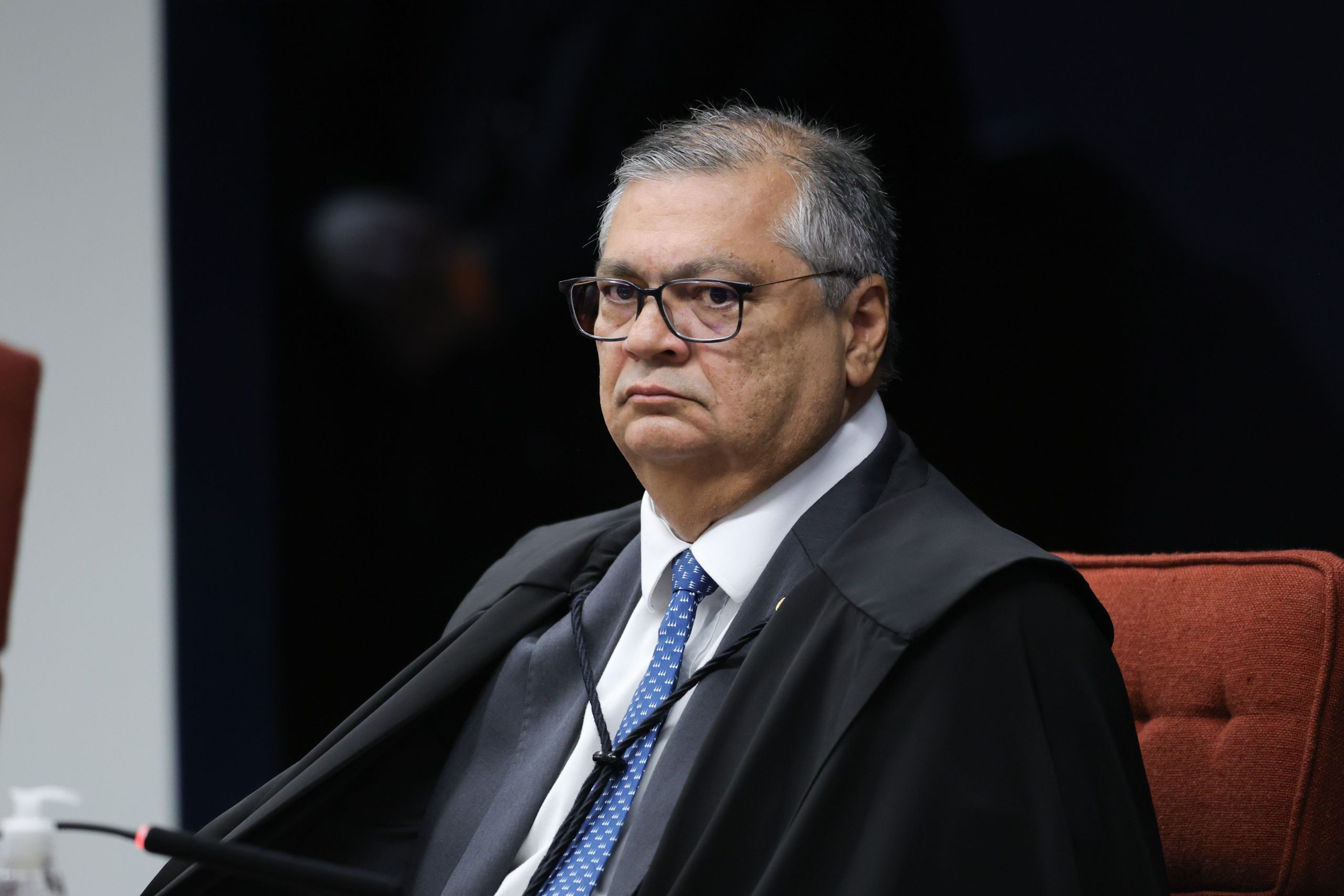 Dino notifica estados e municípios com pendências em emendas parlamentares