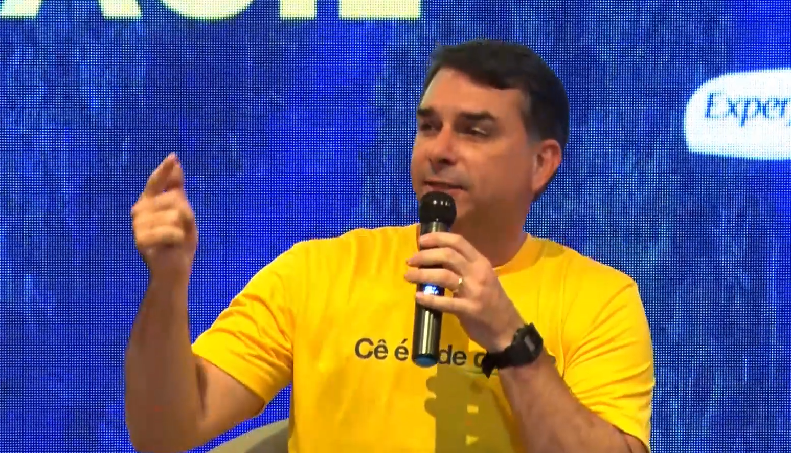 Flávio Bolsonaro denuncia perseguição desproporcional em transmissão ao vivo