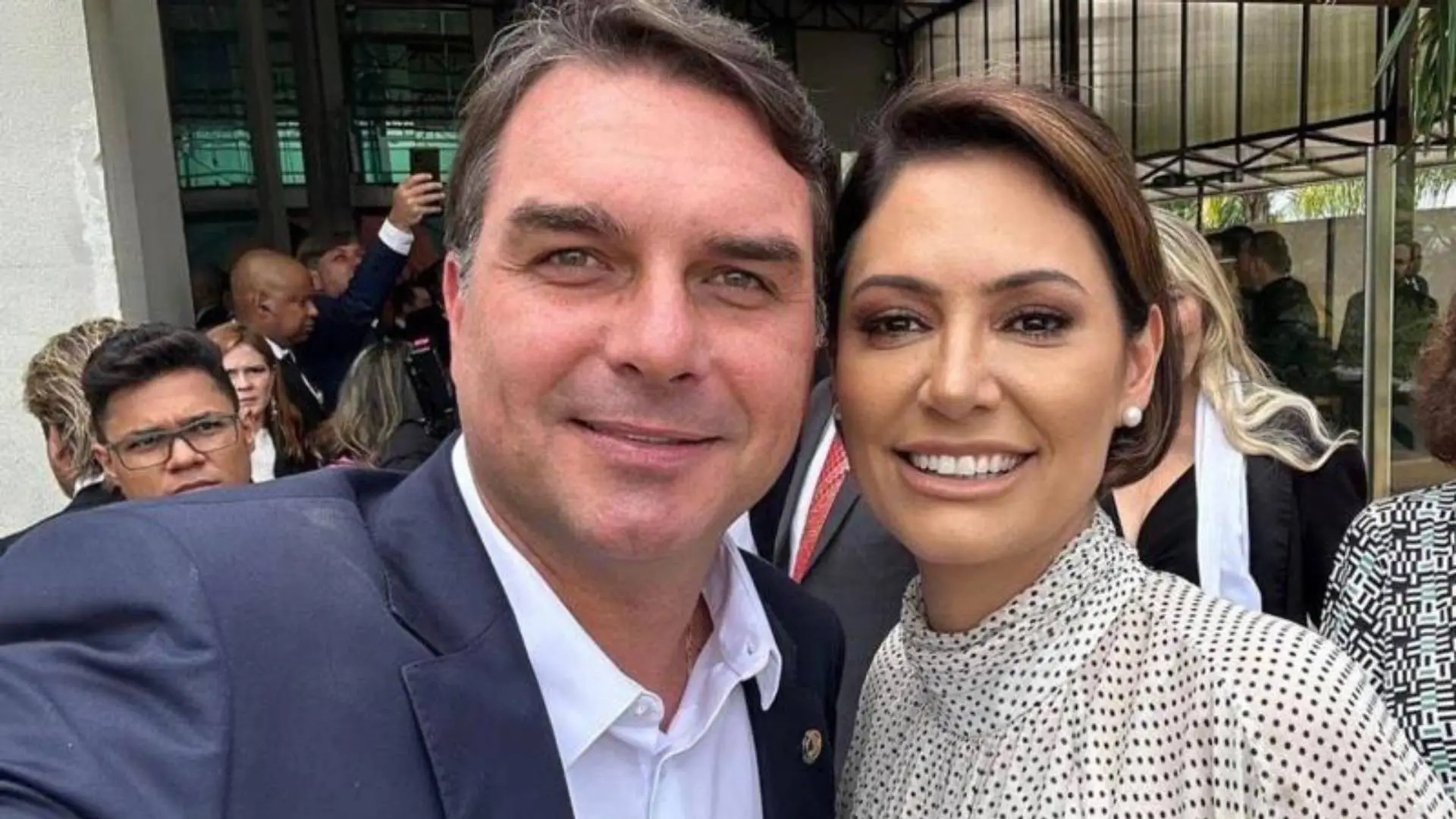 Flávio Bolsonaro e Michelle anunciam fim de conflito público