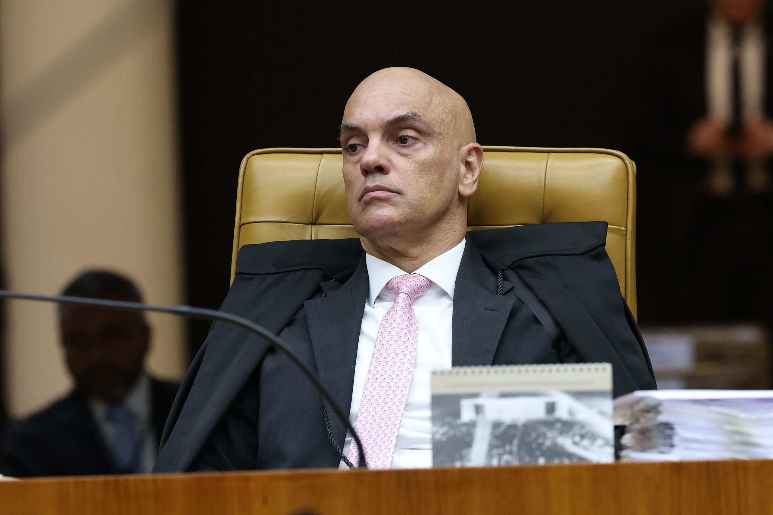 Moraes concede prazo de 48 horas para defesa de Bolsonaro esclarecer autorização de vídeo com IA