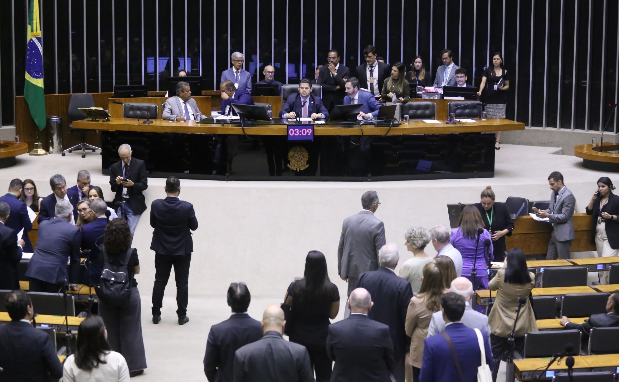 Partidos alegam direito constitucional sobre distribuição de emendas parlamentares