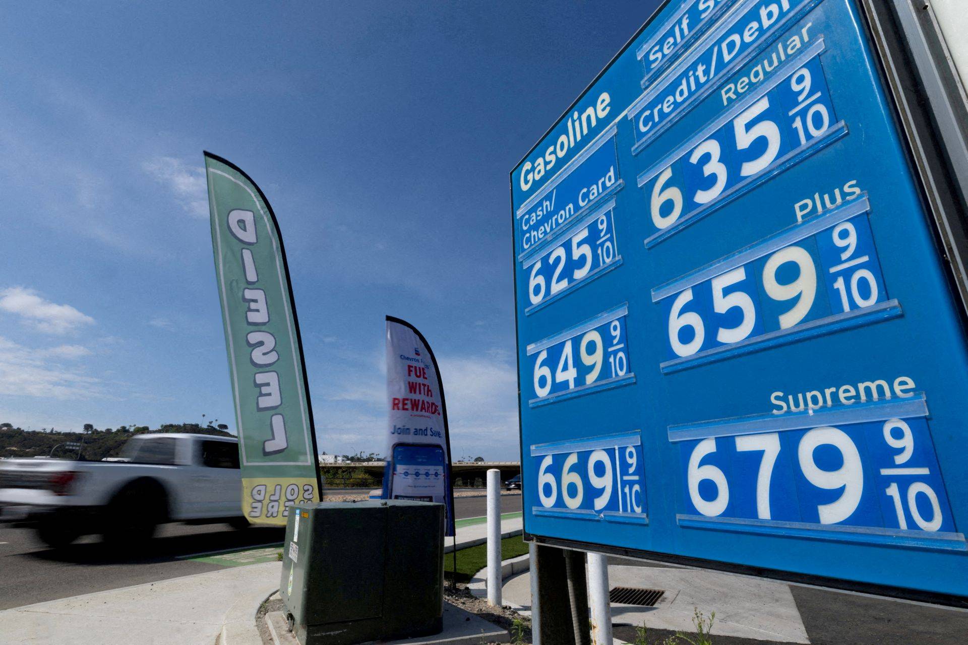 Gasolina nos EUA ultrapassa US$ 4 por galão e pressiona mercado global