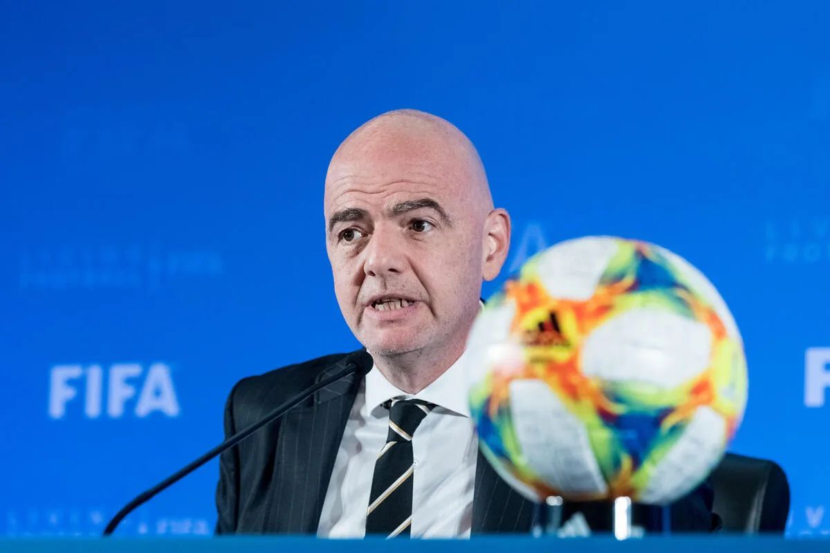 Infantino convoca reunião emergencial após crise pressionar Fifa