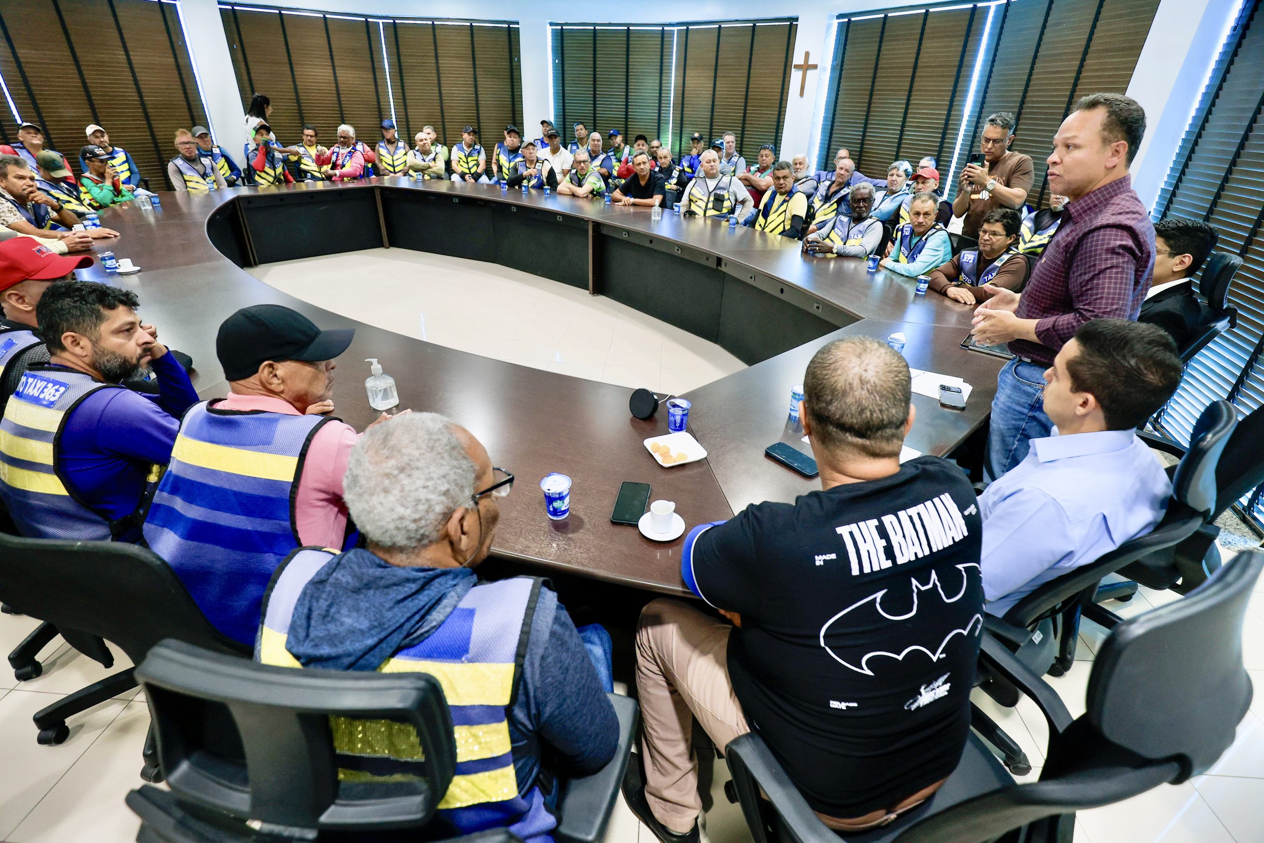 Prefeito se reúne com mototaxistas e apresenta planos de melhorias