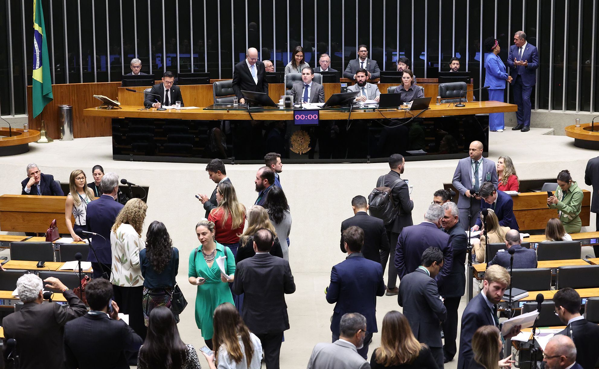 Deputados buscam acerto com governo para votação de PLP sobre combustíveis