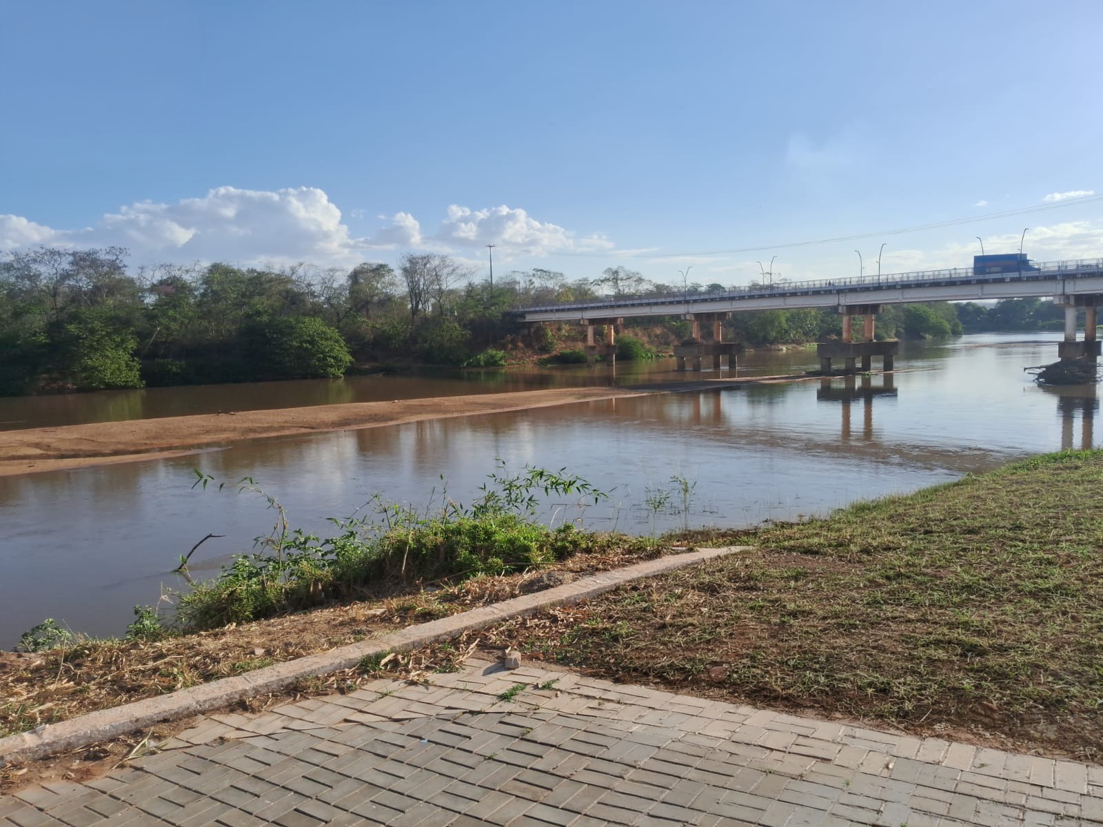 Rio Vermelho atinge nível crítico e preocupa Defesa Civil de Rondonópolis