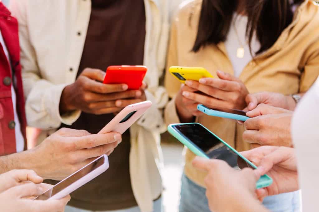 Estudo mostra que pais estressados aumentam uso de telas com filhos