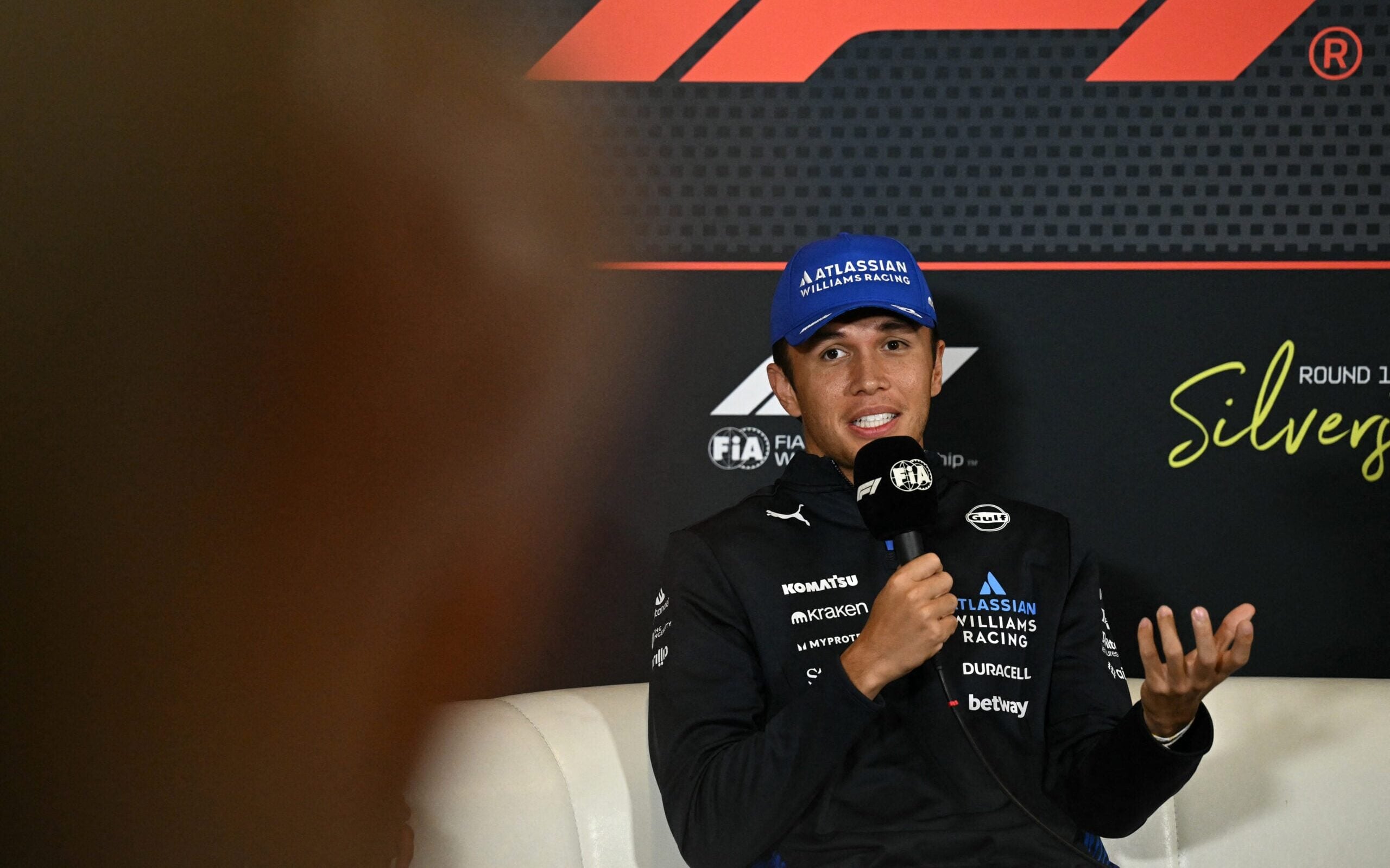 Williams confirma renovação de Alex Albon para temporada de 2027
