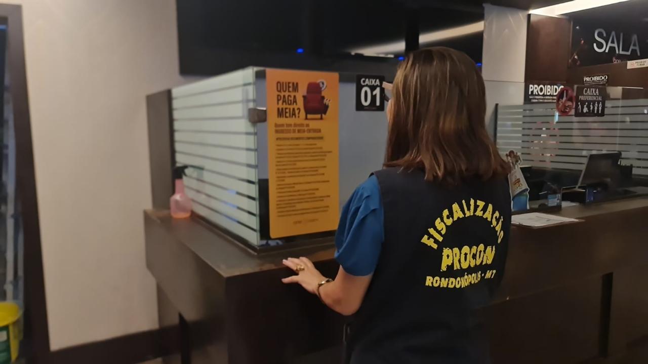 Procon realiza fiscalização em cinema e orienta sobre política de alimentos