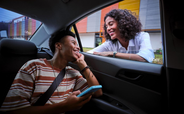 Uber apresenta monitoramento por vídeo ao vivo para viagens de menores