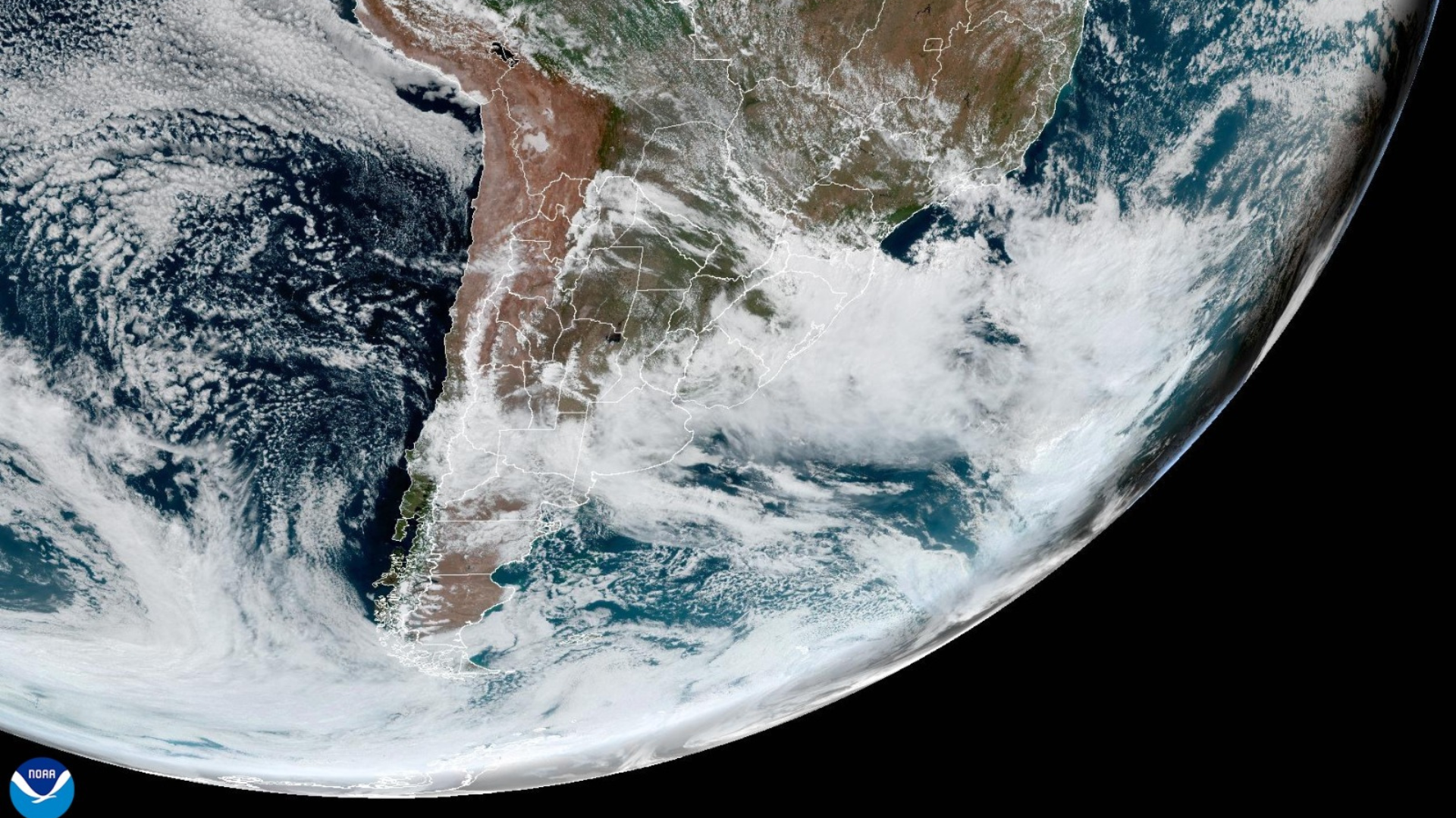 Ciclone extratropical se forma e dispara alerta de tornados no Brasil