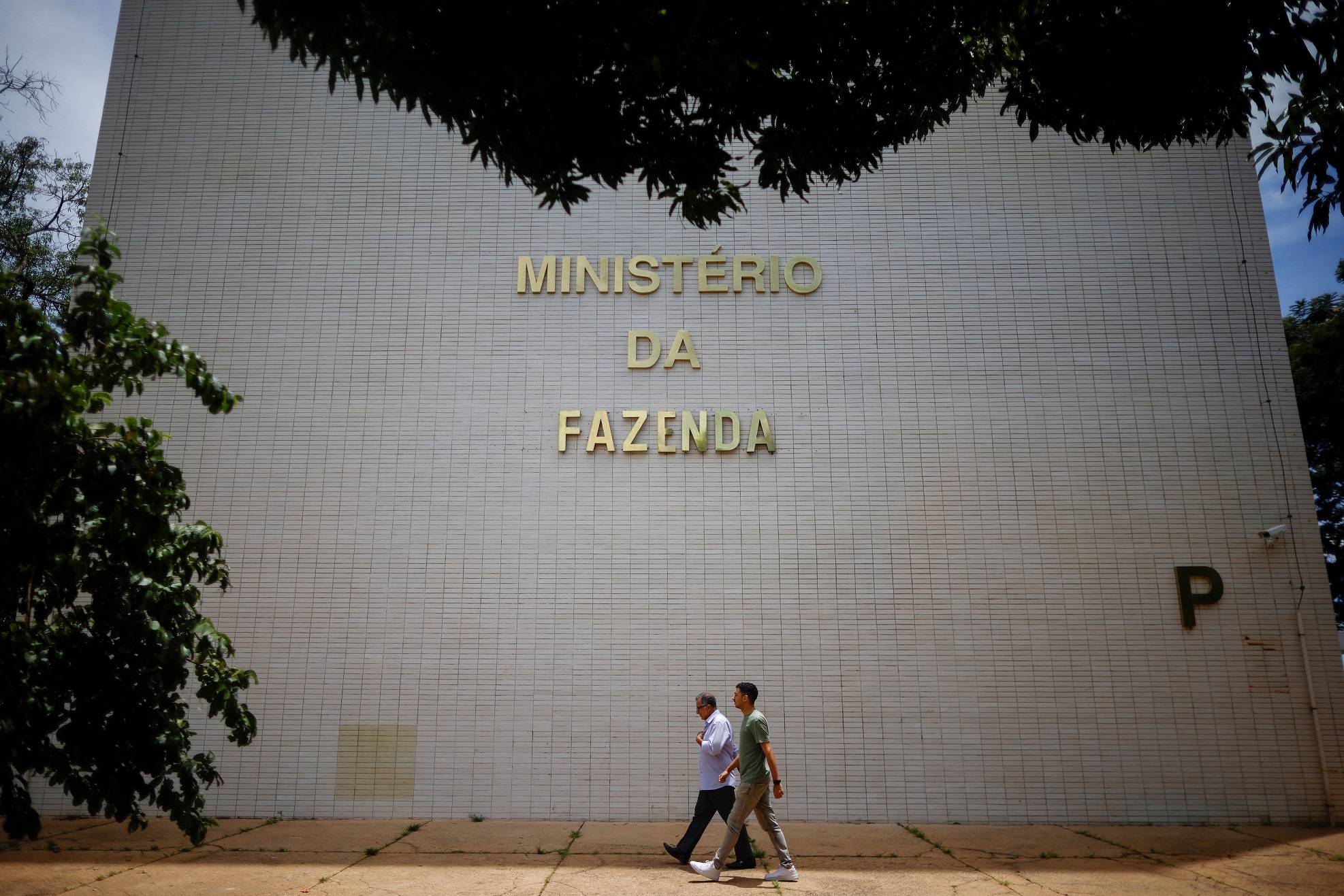 Fazenda aponta custo elevado do crédito como causa do aperto nas famílias