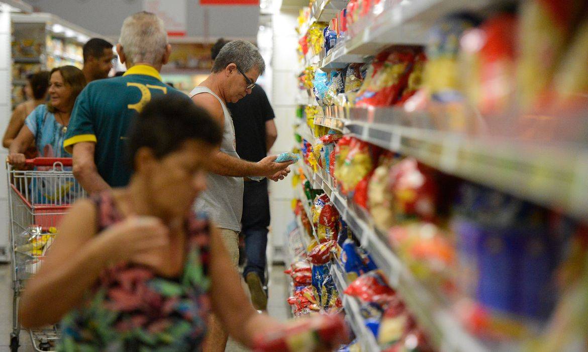 Inflação recua, mas economistas alertam para riscos estruturais à frente