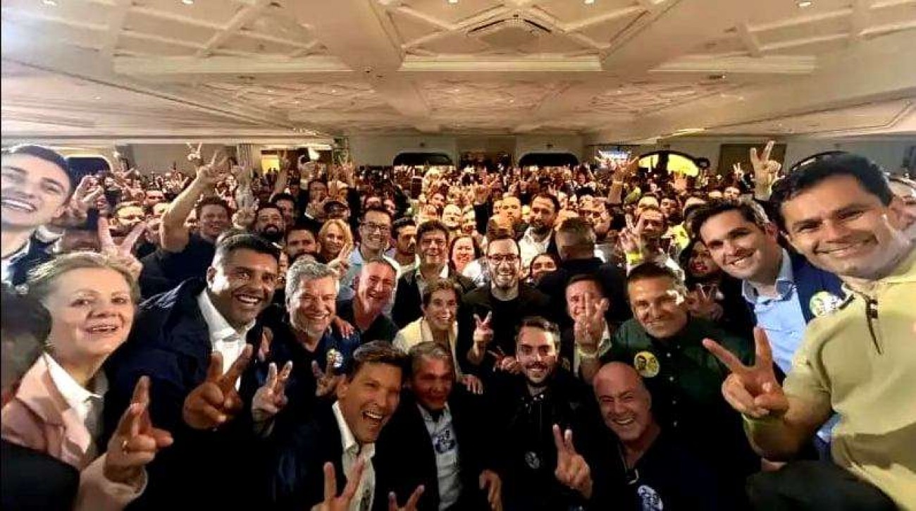 Moro reúne 230 prefeitos em mobilização de apoio a Flávio Bolsonaro