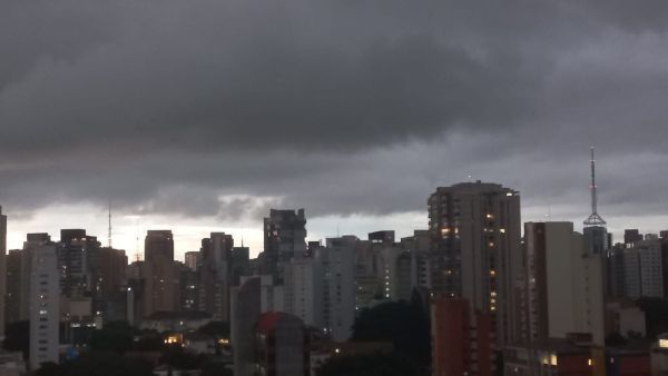 Chuva intensa ameaça São Paulo; Brasil em alerta para alagamentos