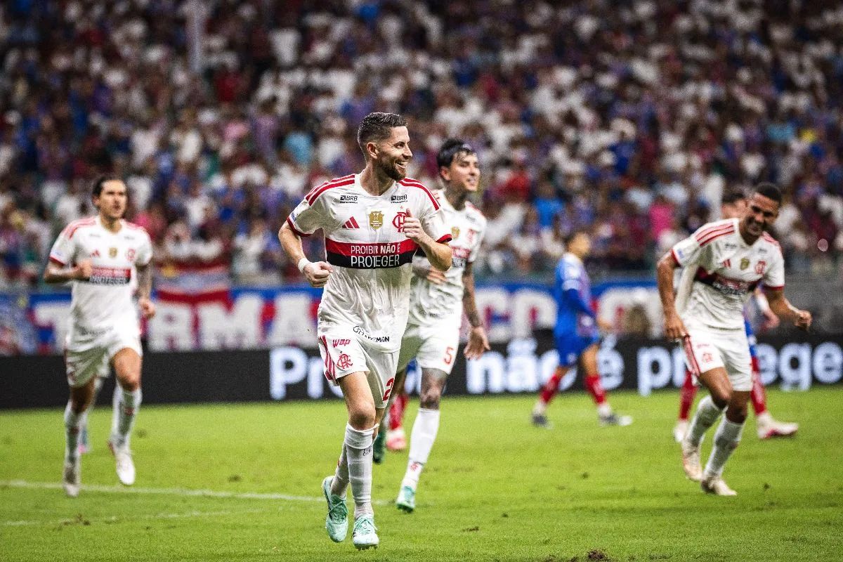 Flamengo vence Bahia e reassume liderança com atuação elogiada