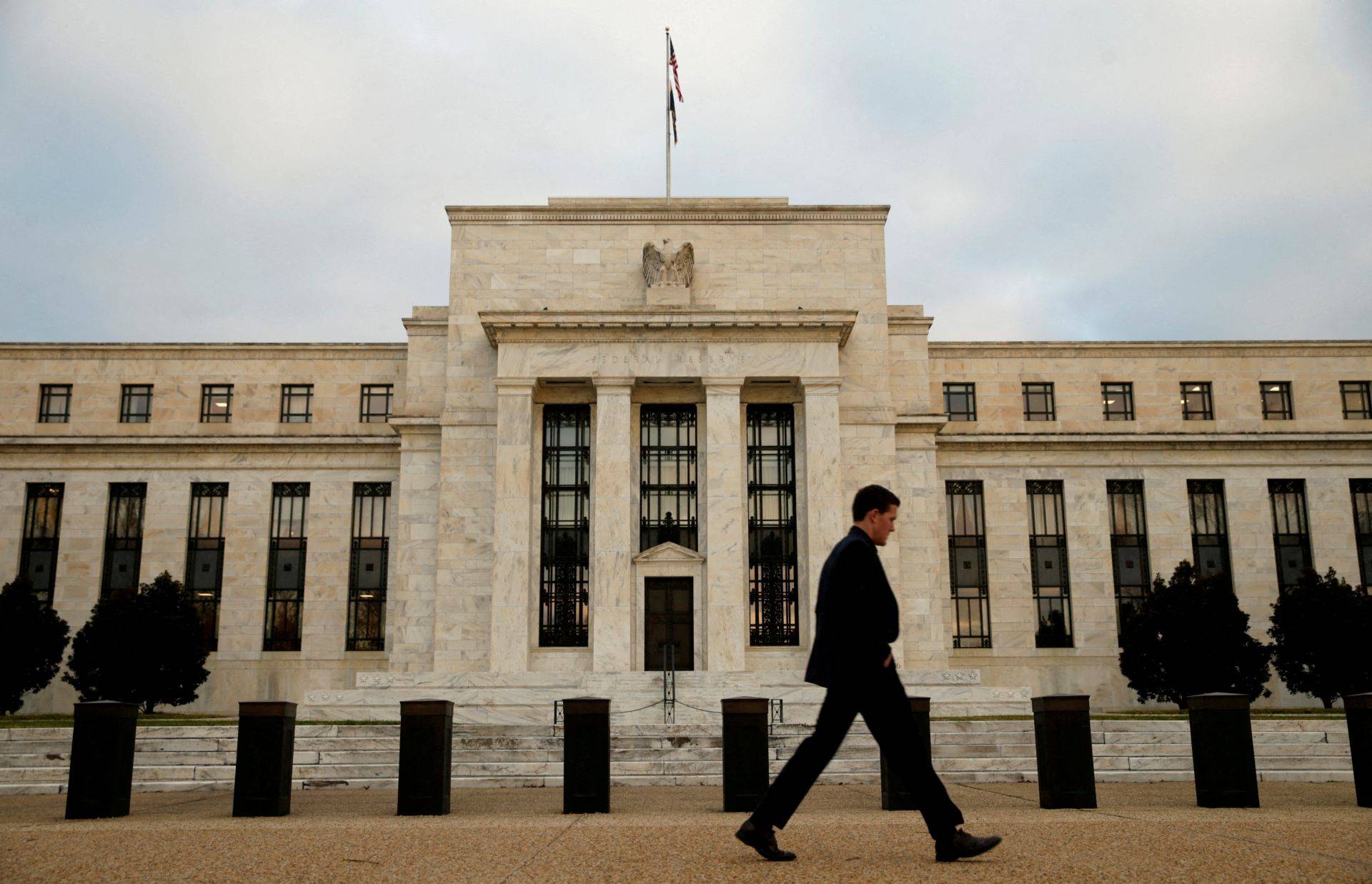 Fed reconhece desafio de controlar inflação impulsionada por IA sem prejudicar economia