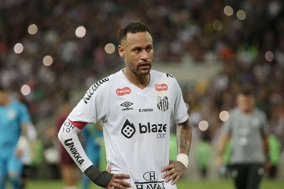 Neymar pede desculpas por expulsão, mas acusa árbitro de má-fé