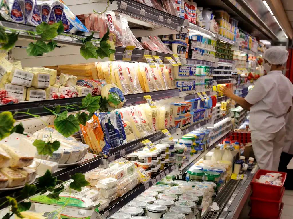 Varejo alimentar cresce em outubro após proibição das bets