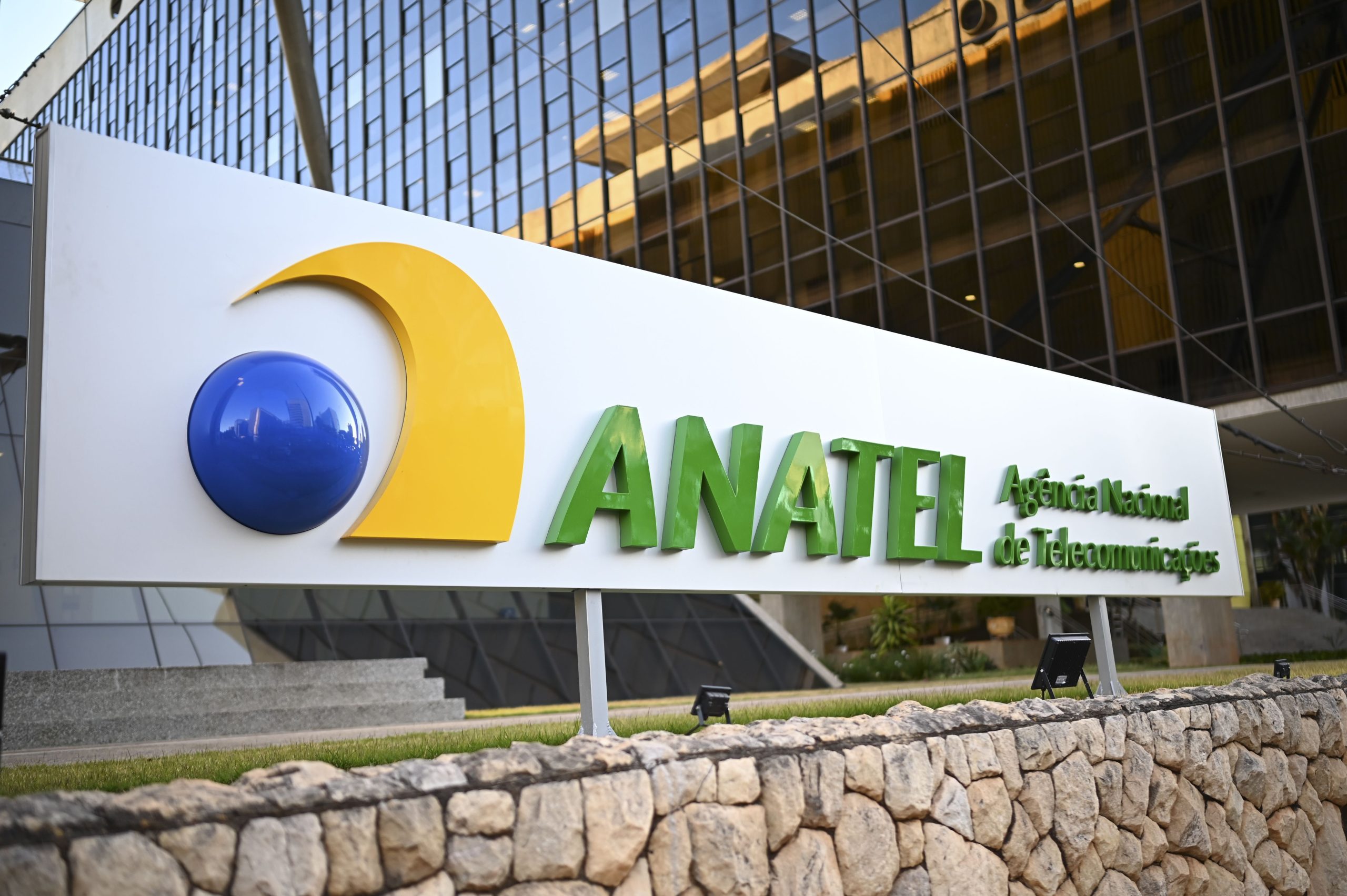 Anatel estabelece validação biométrica obrigatória para manutenção de linhas celulares